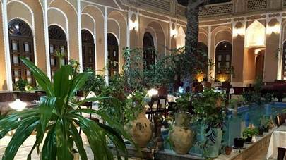 حیاط هتل سنتی ادیب الممالک یزد حیاط هتل سنتی ادیب الممالک یزد